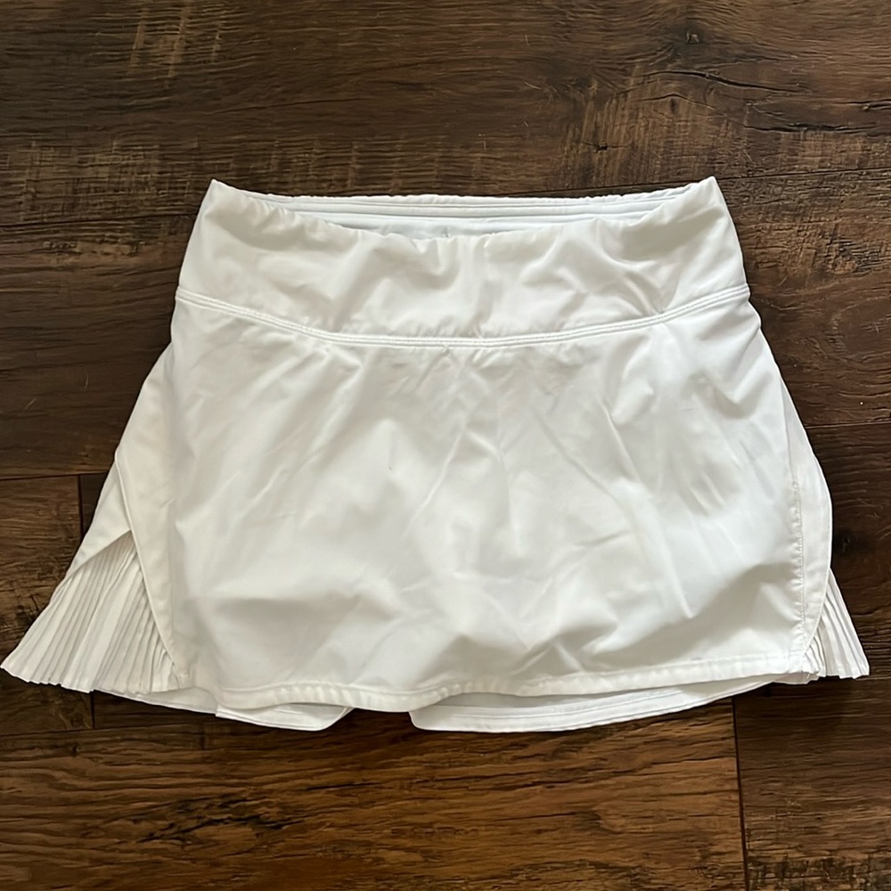 white lululemon play off the pleats skirt